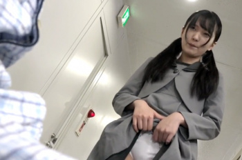 見舞いに訪れたJKが白パンＴ見せ付け誘惑…ヌイてないチンポはビンビンに勃起！妖艶なグポグポ咥え込み?の画像