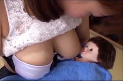 乳首から滴る母乳がチンポを濡らす…たわわな若妻の神乳オッパイに挟まれて反り勃つチンポをシゴく?の画像