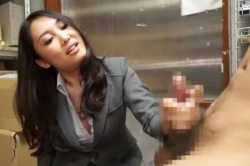 「いっぱい出たね…」ビンビンに硬くなったチンポを妖艶な手つきで鬼シゴきする小悪魔OL?の画像