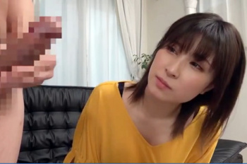 素人感満載の人妻に極太チンポを見せつけ、ペロッと舐めさせるのがたまらない！照れる奥さんに背徳の他人棒?の画像