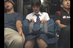 男の手が足に触れスカートの中に…声を上げられないおしとやかな生徒をいいことに悪態晒す！ニョイっとおマン○広げ好き放題犯る?の画像