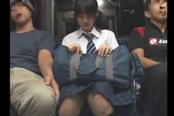 男の手が足に触れスカートの中に…声を上げられないおしとやかな生徒をいいことに悪態晒す！ニョイっとおマン○広げ好き放題犯る?の画像