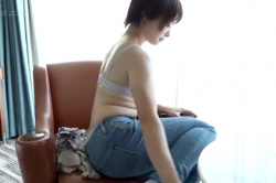 笑顔が可愛い人の妻がプロチンポの洗礼を受ける…反り勃つチンポにまたがり下から突き上げピス！感じ顔がソソる子持ち熟妻?の画像
