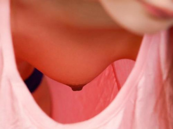 【痴女】兄嫁のスケチク部屋着が義弟チンポの勃起誘発”すごい勃ってるじゃん♡”我慢できずに中出しセックスの画像