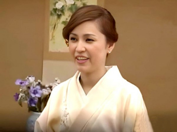 《嫁の母》田舎で和装の気品溢れるエロ”美熟女”義母に憧れ…色白清楚な和服のおばさんが庭師の羞恥イタズラで痙攣絶頂イキ♡の画像