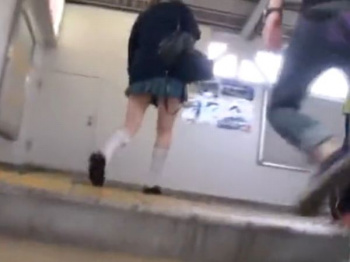 《連続射精×連続中出し》エロ制服なギャルJKを尾行して羞恥なパンチラ盗撮!逃走する肉便器を捕獲し強姦凌辱の輪姦レ●プ!の画像