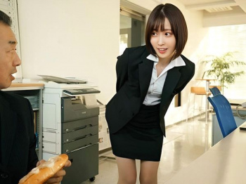『今からエッチ…しません?』絶倫上司を誘惑するエロ貧乳OL!ドS痴女なベロチュー手コキで弄び羞恥なM男いじめ《中出し》の画像