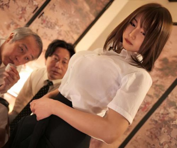 【相部屋】出張先で泥酔させられたエロ爆乳OLが…セクハラ上司に犯され屈辱SEXで何度もイカされメス堕ちしていく<寝取られの画像