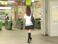 ☆電車痴漢☆色白スレンダーな制服JKが尾行&突然の強制ベロキス”舐め”調教!拉致られ羞恥大量潮吹きの強姦レ●プ<中出し>の画像