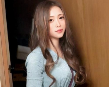 【人妻】これで35歳⁉やたらエロい雰囲気の奥さんと神展開『またイッちゃう♡』オナニー見せつけるパイパン妻と濃厚SEXの画像