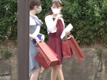 【奇跡の美少女】『結婚式帰りはヤレるｗ』美巨乳Gカップ受付嬢ギャルが友達の傍で声我慢セックス立ちバック【素人ナンパ企画】の画像