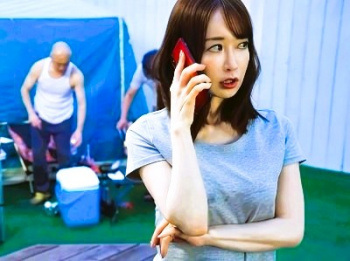 【人妻NTR】『女は私１人になっちゃった…』美熟女が野外キャンプで女性１人参加！テントで乳首責め乱交で中出し【エロ動画】の画像