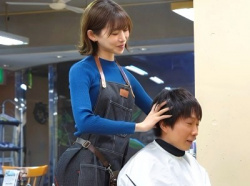 【人妻NTR】『好みの客にイタズラ！？』痴女の美熟女が旦那の傍でシャンプー中客を巨乳で誘惑→自宅でフェラし…【エロ動画】の画像