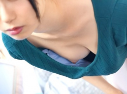 【人妻NTR】『乳首見えてますってｗ』美熟女が胸チラで誘惑→乳首責めノーハンドフェラ抜き不倫セックス【エロ動画ドラマ】の画像