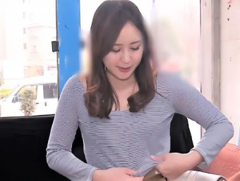 【人妻ナンパ】年下イケメンに口説かれマジックミラー号の中で不倫SEXしてしまった清楚系美熟女おばさんが完全メス堕ちしたの画像