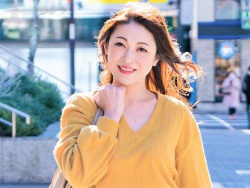 【人妻ナンパ】まだお昼食べて無くて‥ちょっと入りますか♡ランチご馳走してくれた男性とホテルINした四十路の美熟女おばさんの画像