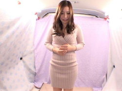 【人妻ナンパ】あっ‥ああぁ‥入っちゃった///胸元がセクシーな巨乳おっぱい奥さんがニットワンピ着衣のまま素股したら騎乗位されたの画像