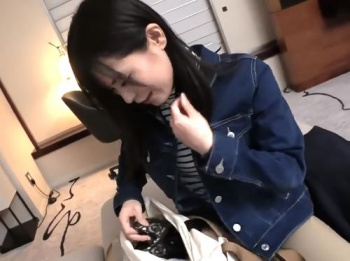 【人妻】はい‥既婚者です‥奥さんです///車内で電マオナニーする程実はスケベなスーパーで品出しをしている三十路パート美人の画像