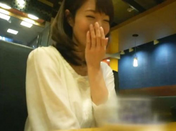 【人妻ナンパ動画】「生チンチンで中出し？やんっ///」史上最高ランクなエロ過ぎるプリケツ！浮気妻が超カワイイｗ【美少女】の画像