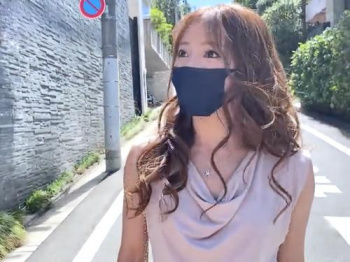 【人妻ナンパ】いえいえ…ただの主婦です///オシャレな街で三つ星美女を見つける企画で出会ったギャル奥さんがマスク外し素顔曝け出すの画像