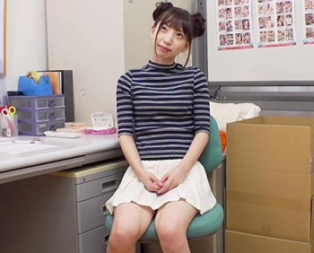 147cm低身長20歳の貧乳娘！いつもの撮影会では水着までだが、実は経験人数50超えのヤリマンちっぱい娘！の画像
