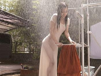 NTR：[美熟女]☆人妻レイプ☆突然のゲリラ豪雨でズブ濡れ透け下着…旦那の友達がスレンダー巨乳な主婦に我慢できず発情…急襲”即ハメ”凌辱…の画像
