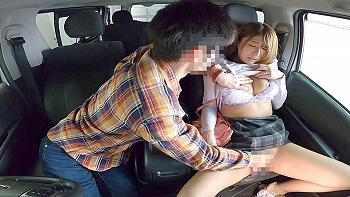 NTR：[人妻]【×寝取られ】「気になるって結婚してますよ///」旦那と子供が帰りを待っているのに車内でSEXを始めてしまう!の画像