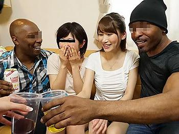 NTR：[エロ]【人妻】外国人英会話講師との刺激的なホームパーティーで人妻が初めて味わう濃厚な一夜－異国のビッグサイズに絡め取られる官能の画像