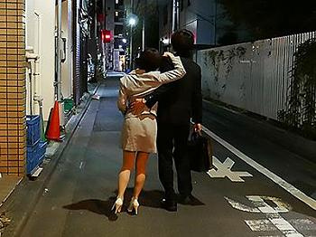 NTR：[エロ]【女上司】「終電なくなったの？私の家で過ごそうよ」魅惑のボスが着る刺激的なルームウェアに我慢できず！彼女を裏切って背徳のの画像