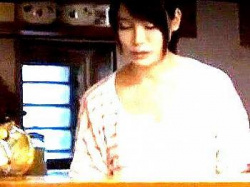 NTR：[エロ動画]＜ノーブラ奥さん！＞【陳首・・・見えそうだぞ！】ゴミ出しする極エロ奥さん人妻！ノーブラで男に襲われちゃうぞ！！！の画像