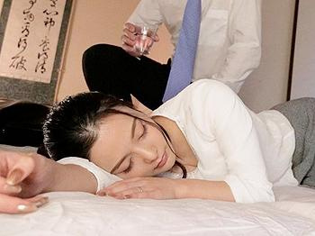 NTR：[緊縛]え…なんで…私…泥酔つぶれた人妻を鬼畜上司がお持ち帰り♡寝取りレイプ同然の軟禁＆に人妻OLがまさかのドM開花の画像