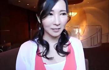 NTR：[人妻]清楚セレブマダムですが美巨乳を震わせ浮気おちんぽの上で乱れまくっちゃうようですの画像