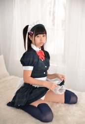 メイドが女の子座りしながらパンチラ・パンモロで挑発♡スカートの中のパンツ見せちゃう誘惑エロ画像♡♡【その5】の画像