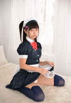 メイドが女の子座りしながらパンチラ・パンモロで挑発♡スカートの中のパンツ見せちゃう誘惑エロ画像♡♡【その5】の画像