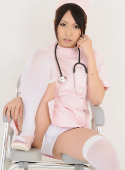 【エロ】ナース＆女医が立て膝してパンチラで挑発♡スカートの中からパンツ見せて誘惑♡♡【その7】の画像