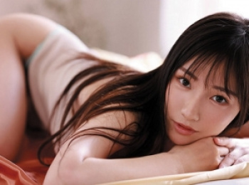 【巨乳デビュー】可愛い顔で視線を送りやらしい舌使いでベロキスしちゃう超乳女の画像