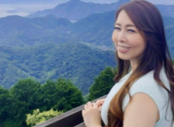 【巨乳四十路】フェロモンまみれの体つきで旅館に入り浸り種付けされる完熟女の画像