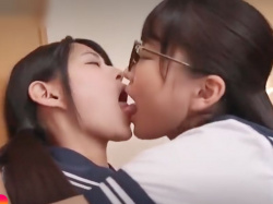 『百合ペット…制服JK』先輩ぃ~唾液飲ませて。眼鏡ジミ子のキス責めでスリム乙女が女交尾の快楽に目覚めちまう企画wwwwwwwwwwwの画像