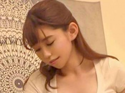 [マッサージ]【巨乳】お客とNG本番してパンチラかわいい美人お姉さんメンエス嬢がエチ展開！その痴態をバッチリと隠し撮り！の画像