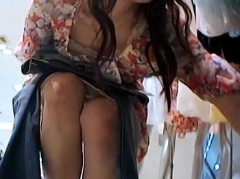 [パンチラ盗撮]【盗撮】パンチラを逆さ撮りだけじゃない！美人ショップ店員の前かがみの股間からパンティを激写！の画像