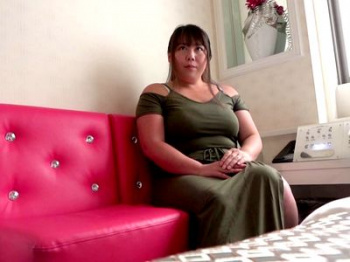 【大友ちか】着衣巨乳Hカップぽっちゃりおデブ人妻が素人企画（出会い系）でエロSEX！母乳を出す人妻NTRセックス！の画像