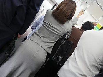 【痴漢】タイトなスカートの誘惑！痴漢師の悪行で恥ずかしい思いをさせられるなんてｗｗｗの画像