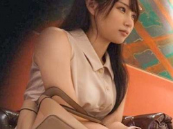 素人企画で激クビレのアイドル級ロリ美少女がえちえちSEX!ソファでギシギシ♥ハメでアクメックス!の画像