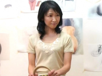 【素人熟女】高給に釣られてヌードデッサンモデルの仕事に来た五十路美魔女おばさん…芸術家たちのセクハラ攻勢を盗撮隠し撮りの画像