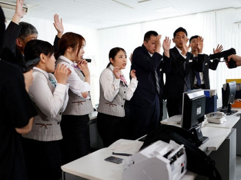 【銀行強盗レイプ】立て籠もった銀行強盗達の人質で犯される銀行員の美乳妻…倫理観のない男達に集団レイプされる小柄な色白美女の画像