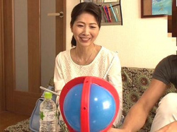 【連れ込み】高齢熟女な五十路素人奥さんを自宅にナンパお持ち帰りし盗撮隠し撮り！不倫SEXで精子膣内射精されるエロ浮気人妻！の画像