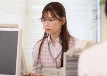 デリヘル呼んだら経理部の真面目メガネで美脚スレンダーのOLにまさかの遭遇…弱みを握り脅迫口止め条件で立場逆転～夢のセフレ化の画像
