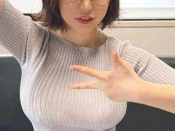 【ハメ撮り×素人】地味メガネで着衣巨乳が映える爆乳ちゃんがエロ結合！ベロ吸いで痴女りベロチュー対面セックス！の画像