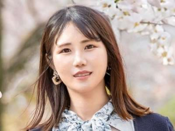 素人企画でセックスレス人妻がえちえちSEX！黒ソファ正常位！ケツ見せ突き上げ騎乗位ックス！の画像