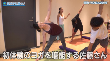 佐藤美樹アナがタンクトップで谷間ヨガ！！の画像